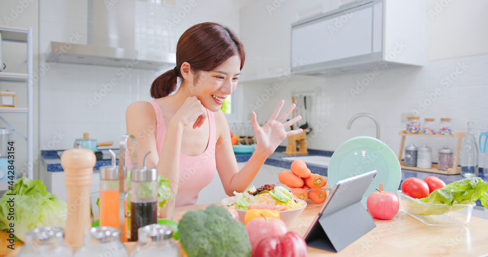 女人记录素食烹饪