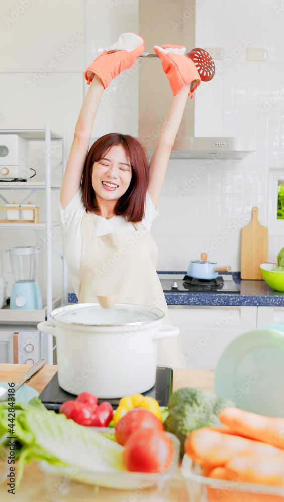 女人喜欢烹饪食物的过程