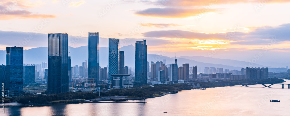 中国福建省福州市闽江沿岸CBD城市的清晨景色