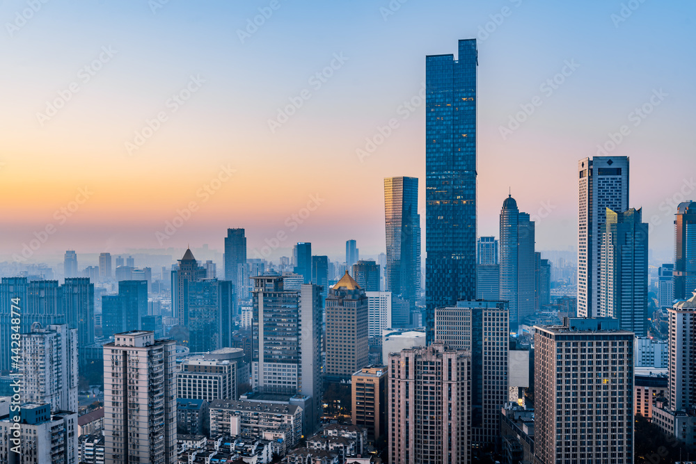 中国江苏南京城市天际线的黄昏风景