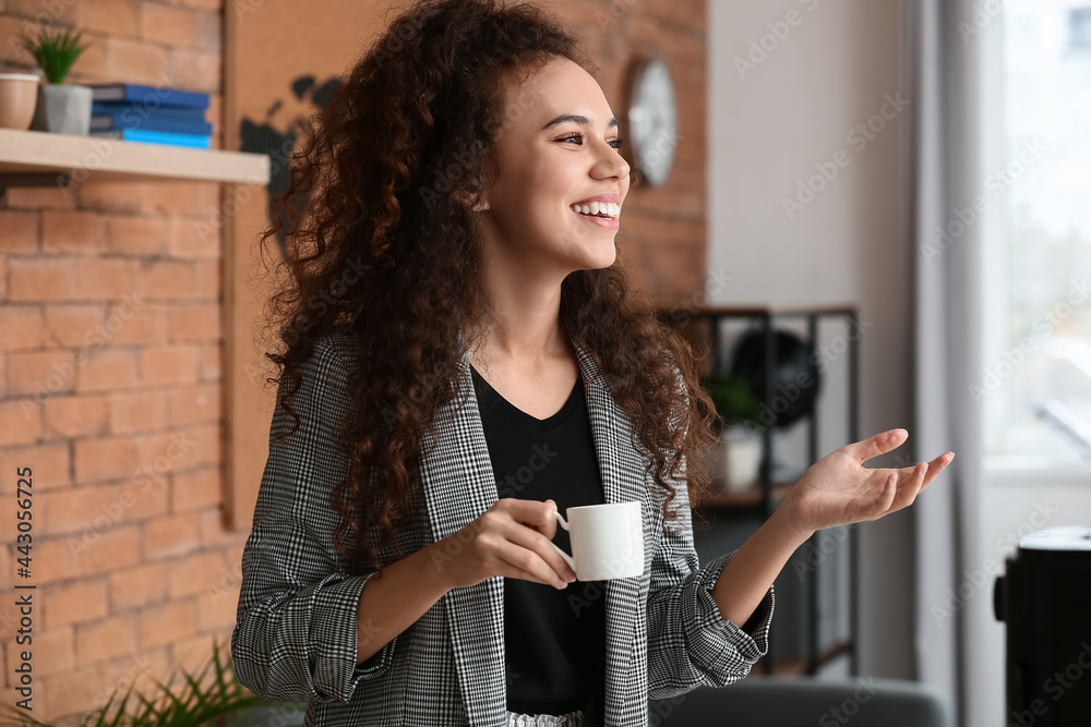 家里有一杯咖啡的漂亮年轻女人