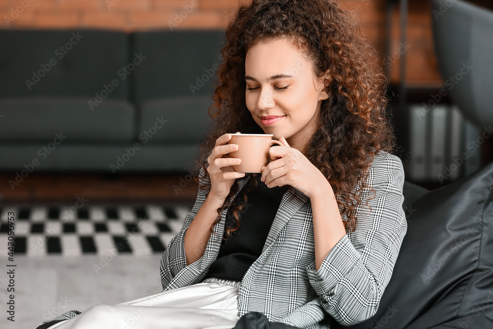 漂亮的年轻女人在家喝咖啡