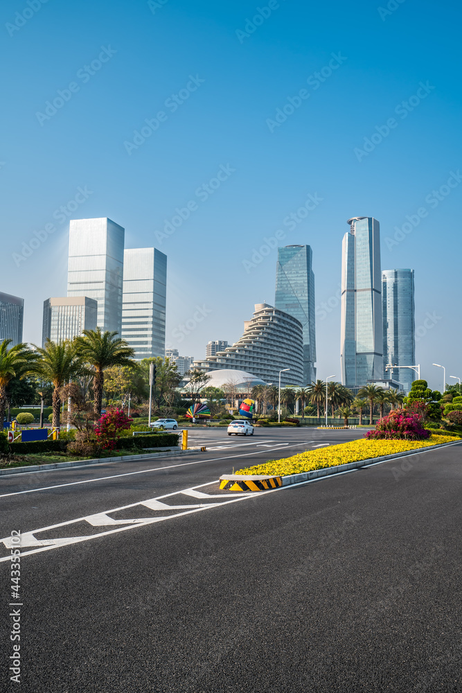 中央商务区、道路和摩天大楼，中国厦门。