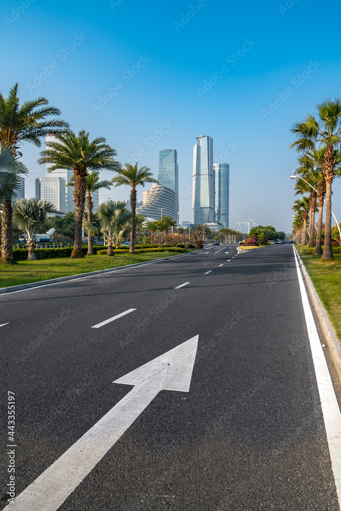 中央商务区、道路和摩天大楼，中国厦门。