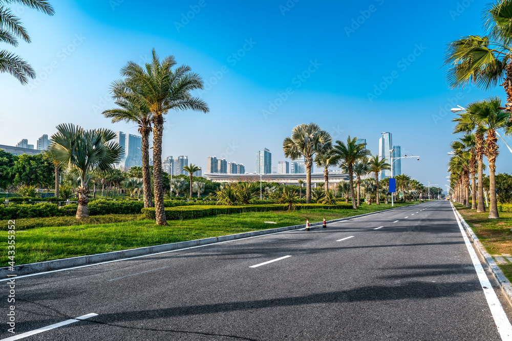 中央商务区、道路和摩天大楼，中国厦门。