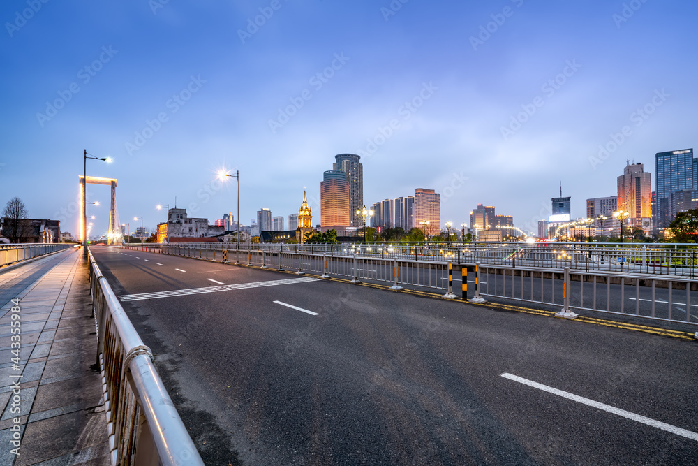 道路与宁波城市建筑群背景