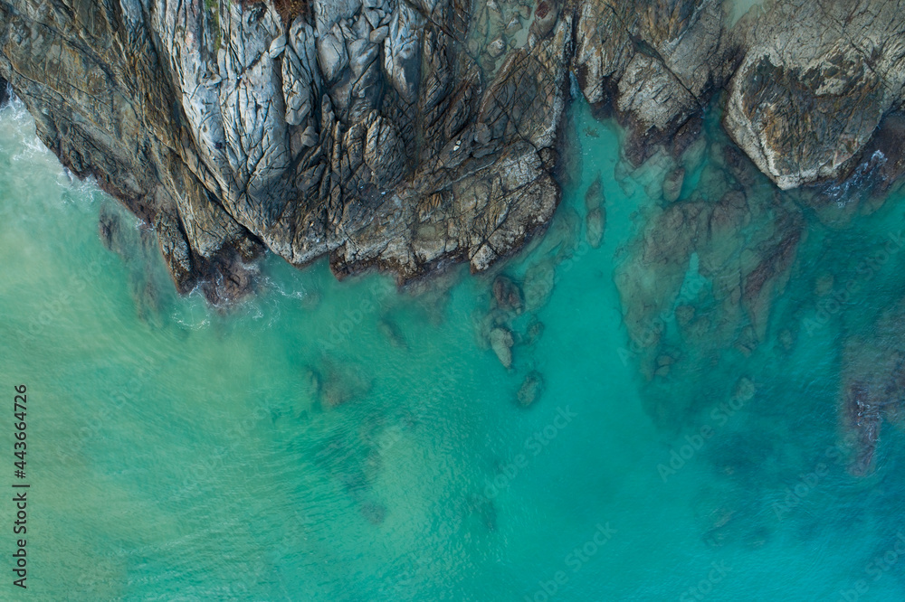 岩石上惊涛骇浪的惊人鸟瞰图海景自然景观和美丽的热带海洋