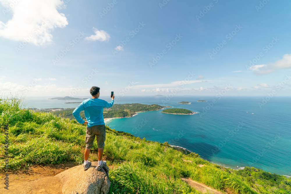 旅行者站在岩石上，在Phahindum视点热门景点拍摄照片或视频景观