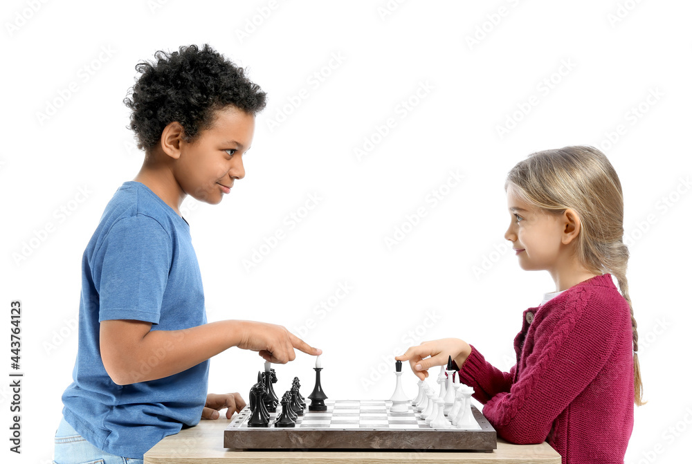 可爱的小孩在白色背景下下棋