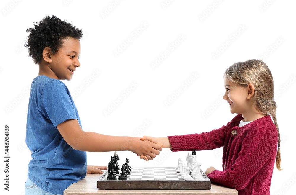 可爱的小孩在白色背景下下棋