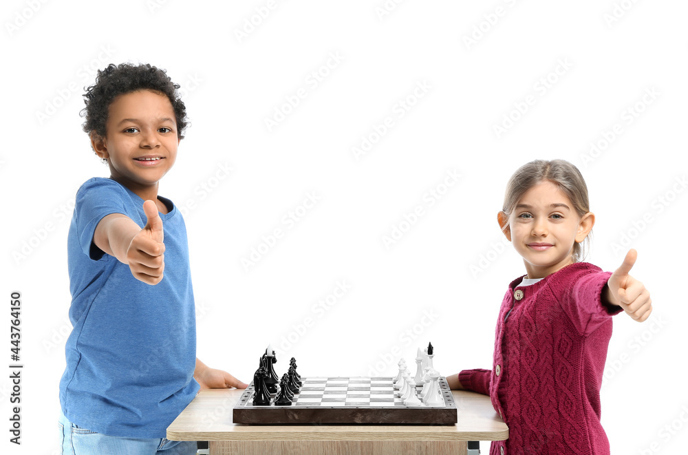 可爱的小孩在白色背景下下棋