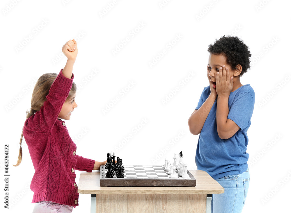 可爱的小孩在白色背景下下棋