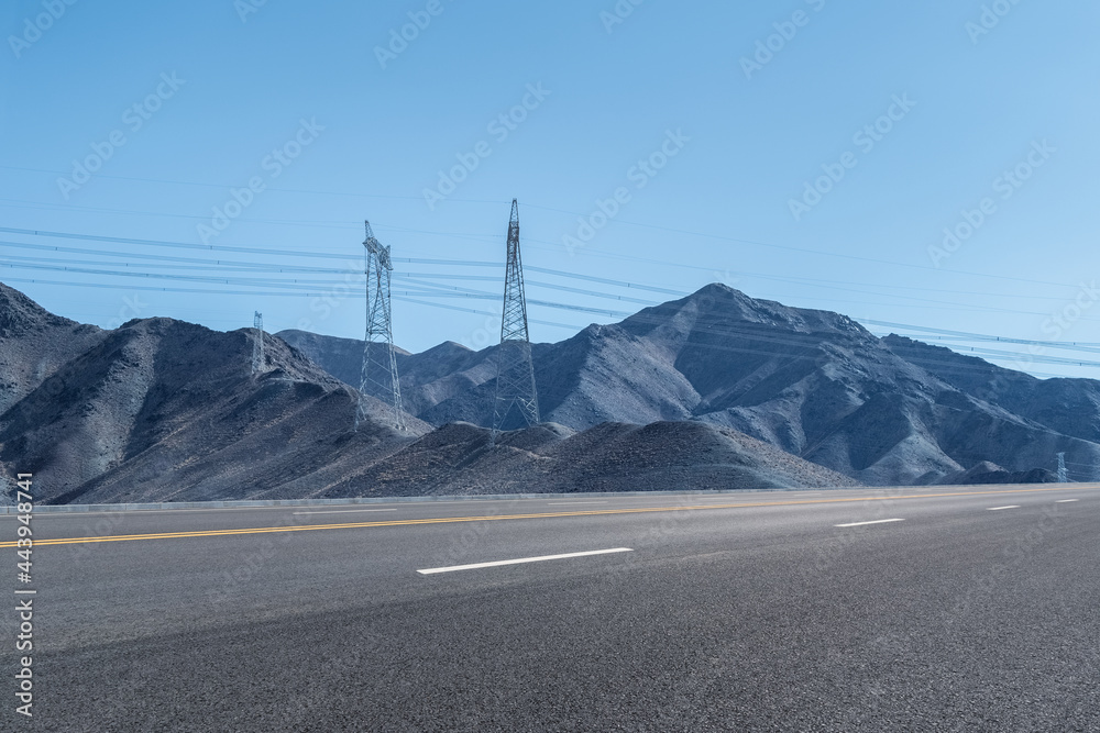 山上的公路背景和输电塔