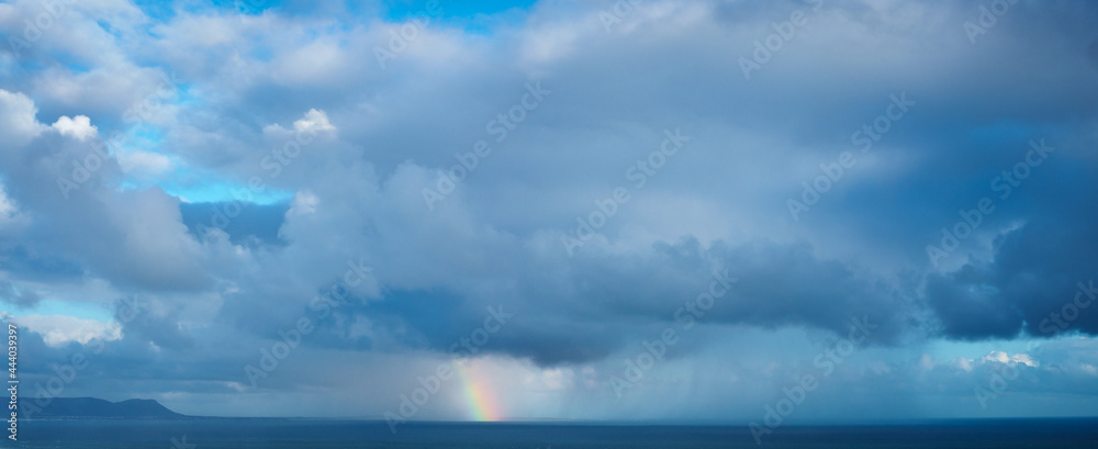 海上风暴、彩虹和暴雨。南非西开普省奥弗伯格鲸鱼海岸赫尔曼斯