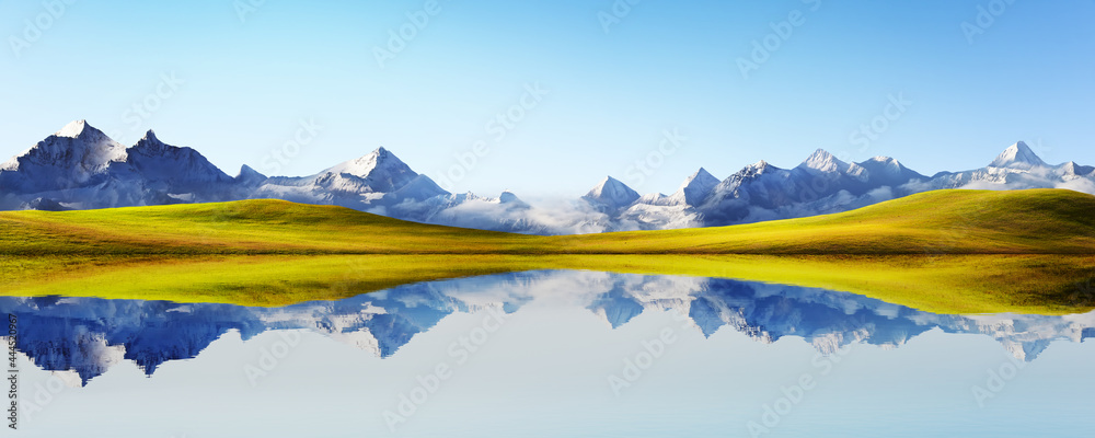 美丽的雪山和草原景观全景