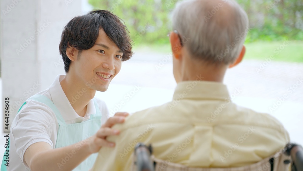 車椅子に乗った高齢者と介護士