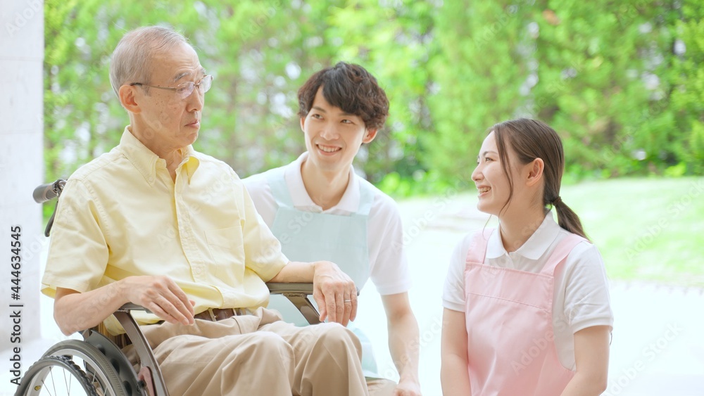 車椅子に乗った高齢者と介護士