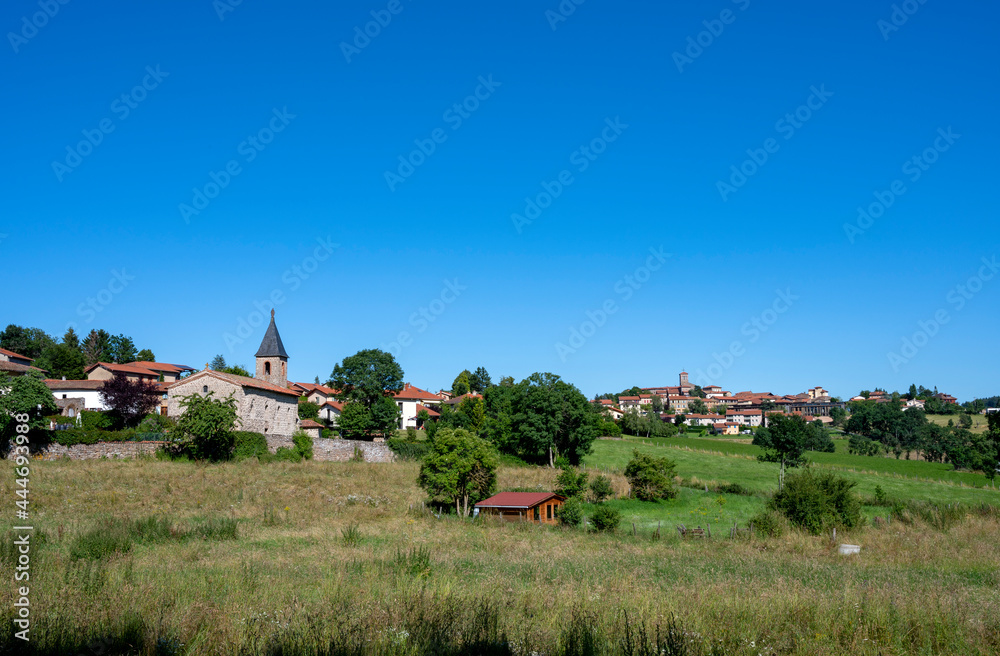 Paysage des Monts du Lyonnais en été autour du village de Montrottier dans le département du Rhône e