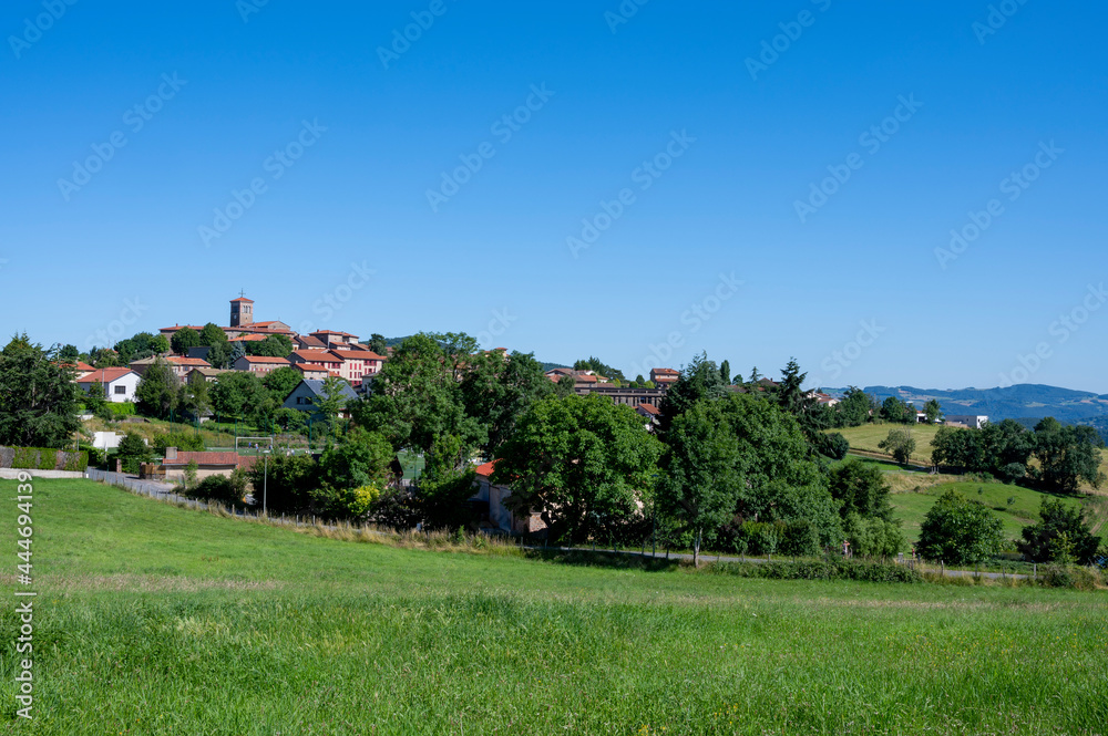 Paysage des Monts du Lyonnais en été autour du village de Montrottier dans le département du Rhône e