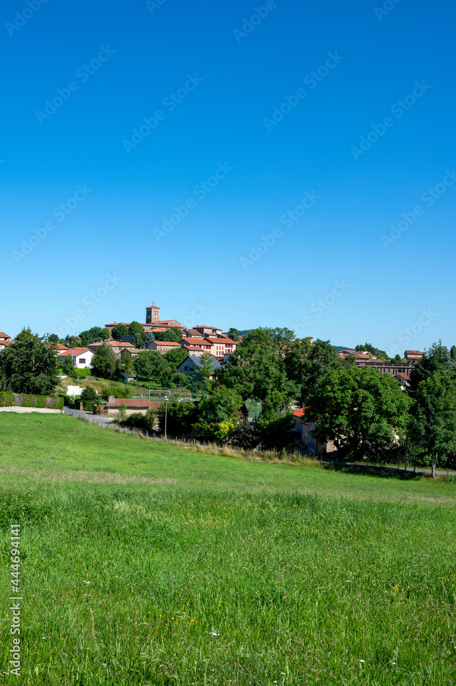 Paysage des Monts du Lyonnais en été autour du village de Montrottier dans le département du Rhône e