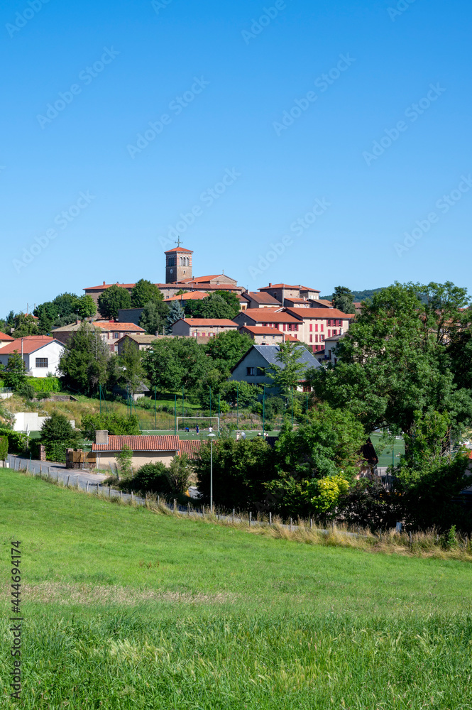 Paysage des Monts du Lyonnais en été autour du village de Montrottier dans le département du Rhône e