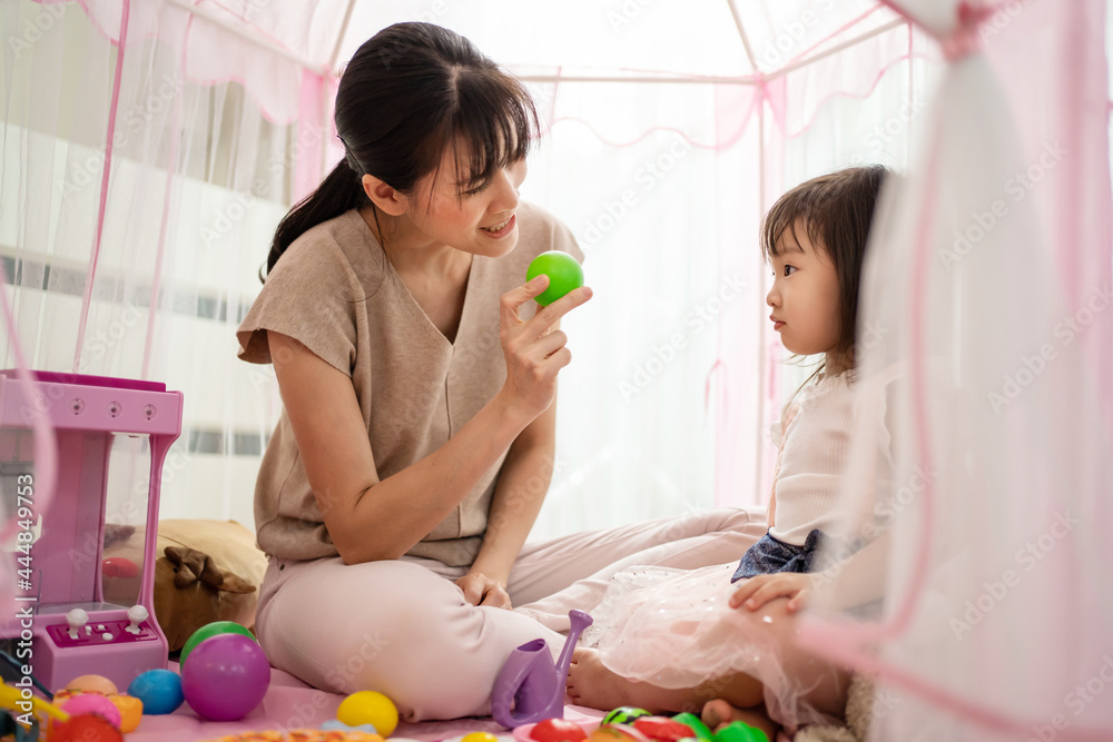 爱亚洲的妈妈在家里的帐篷里教年轻的女儿颜色