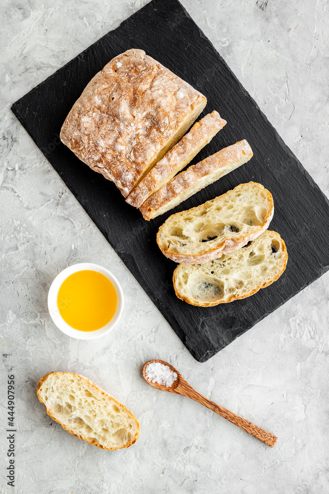 切割freashly backed bead ciabatta，俯视图