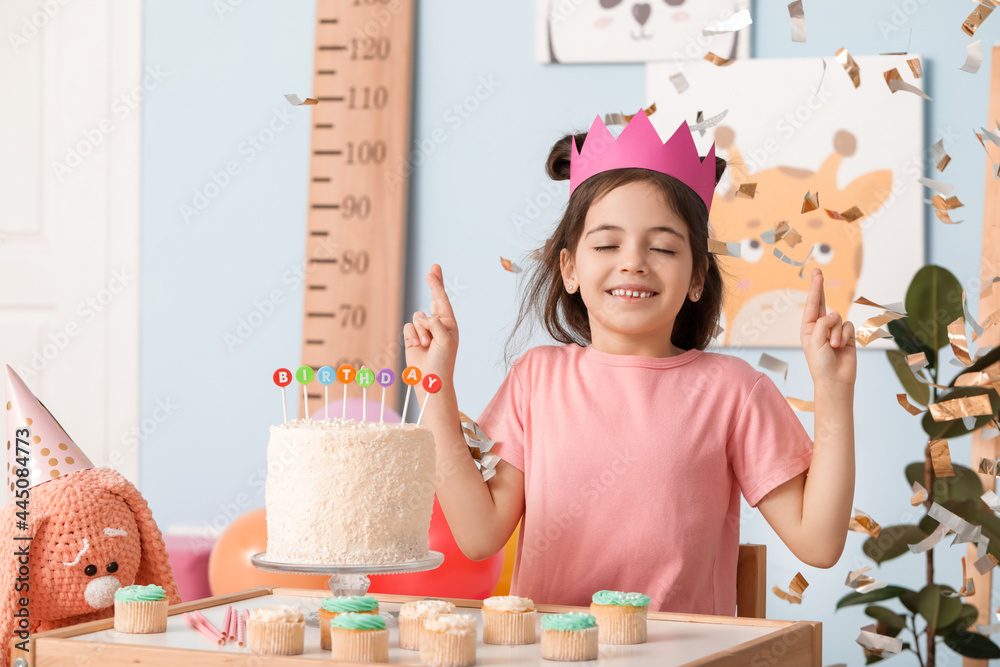 可爱的小女孩在家庆祝生日