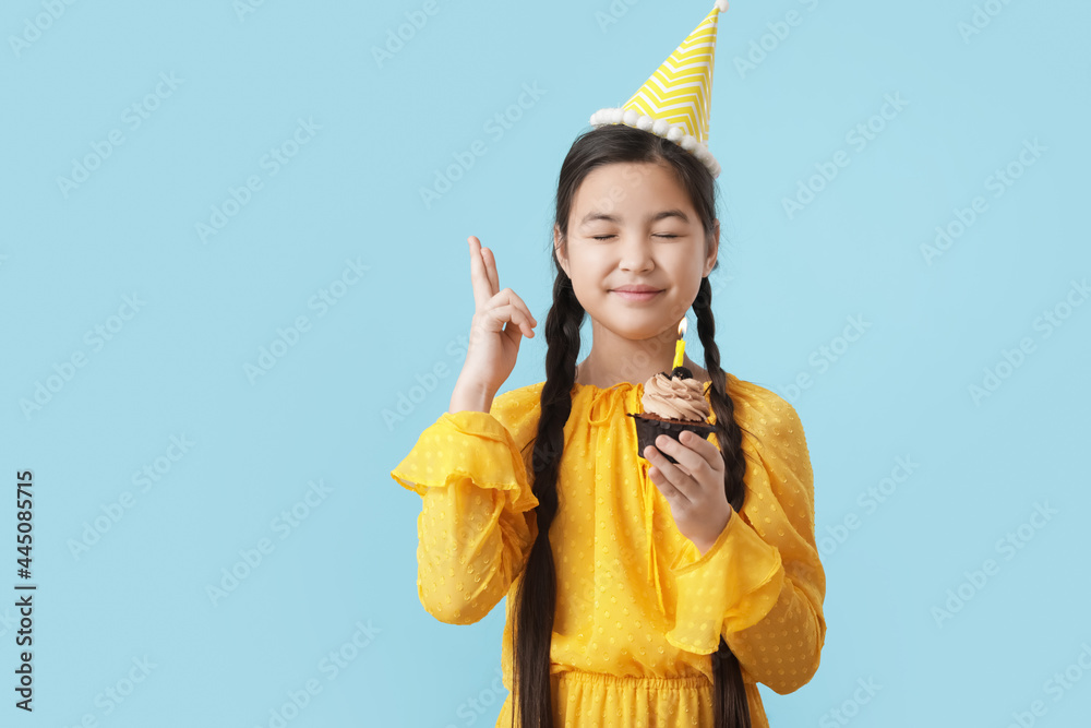 可爱的小女孩在彩色背景上庆祝生日