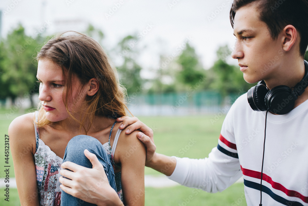 十几岁的男孩安慰一个心烦意乱的女孩