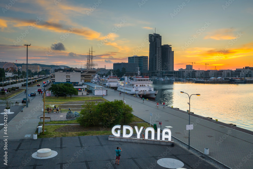 日落时Gdynia港口的空中景观与现代建筑。波兰