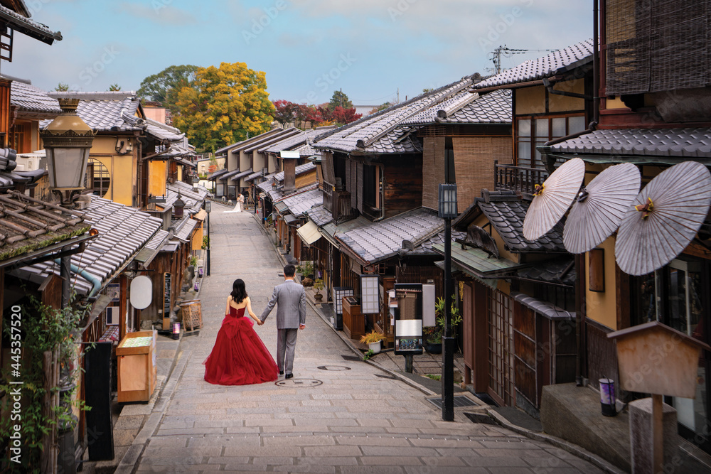 旅行者在京都古城拍婚前照