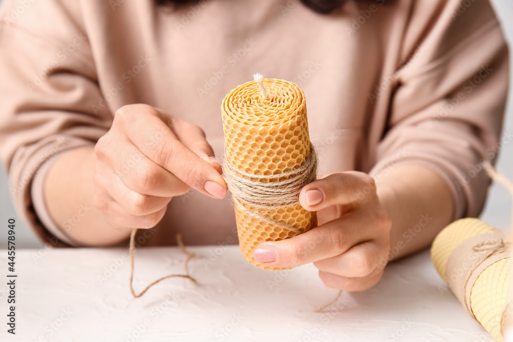 女人在餐桌上制作蜡烛