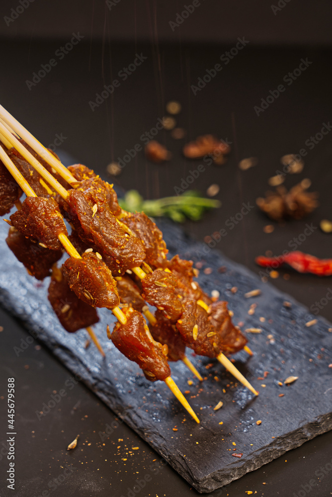 选择性聚焦，黑铁板烤牛肉串特写，街头美食