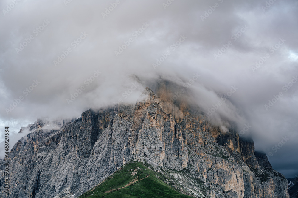 运动中的Sella Group和Sella Towers模糊了云层。高高的岩壁和t的夜景