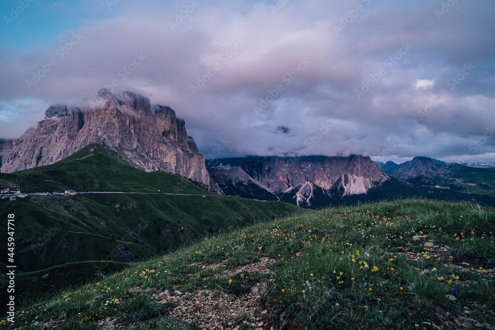 运动中的Sella Group和Sella Towers模糊了云层。高高的岩壁和t的夜景