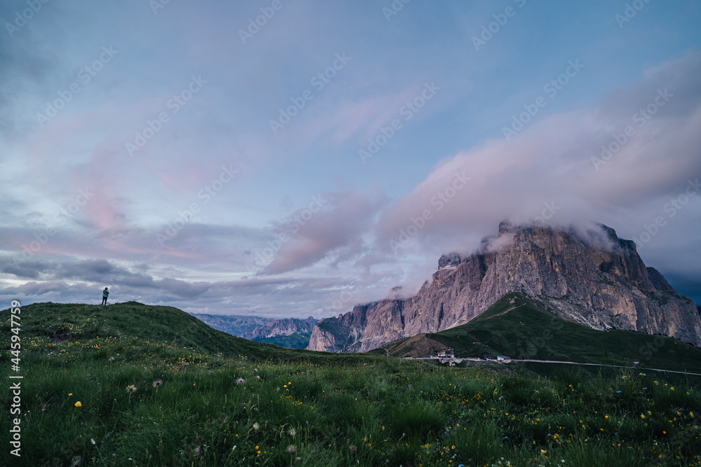 运动中的Sella Group和Sella Towers模糊了云层。高高的岩壁和t的夜景