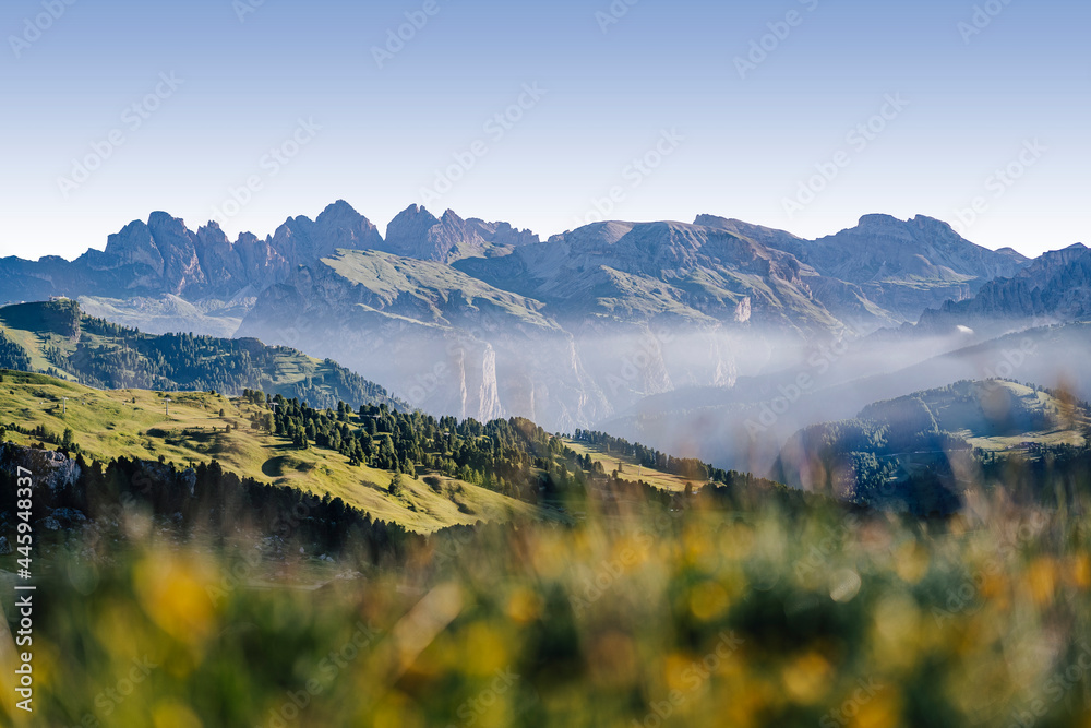 美丽的多洛米蒂景观的清晨日出。Sella Pass和联合国教科文组织的高山景观