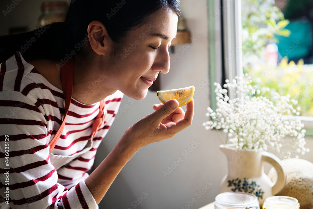 年轻女子拿着一块柠檬