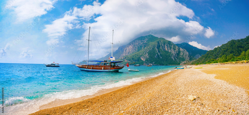 海洋和海滩的美丽全景，Cirali，Kemer，Antalya，Turkey。以m为背景的船