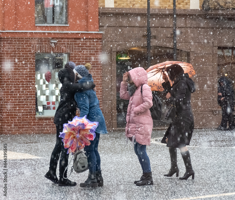 忙碌的城市人在冬天的雪天走在街上