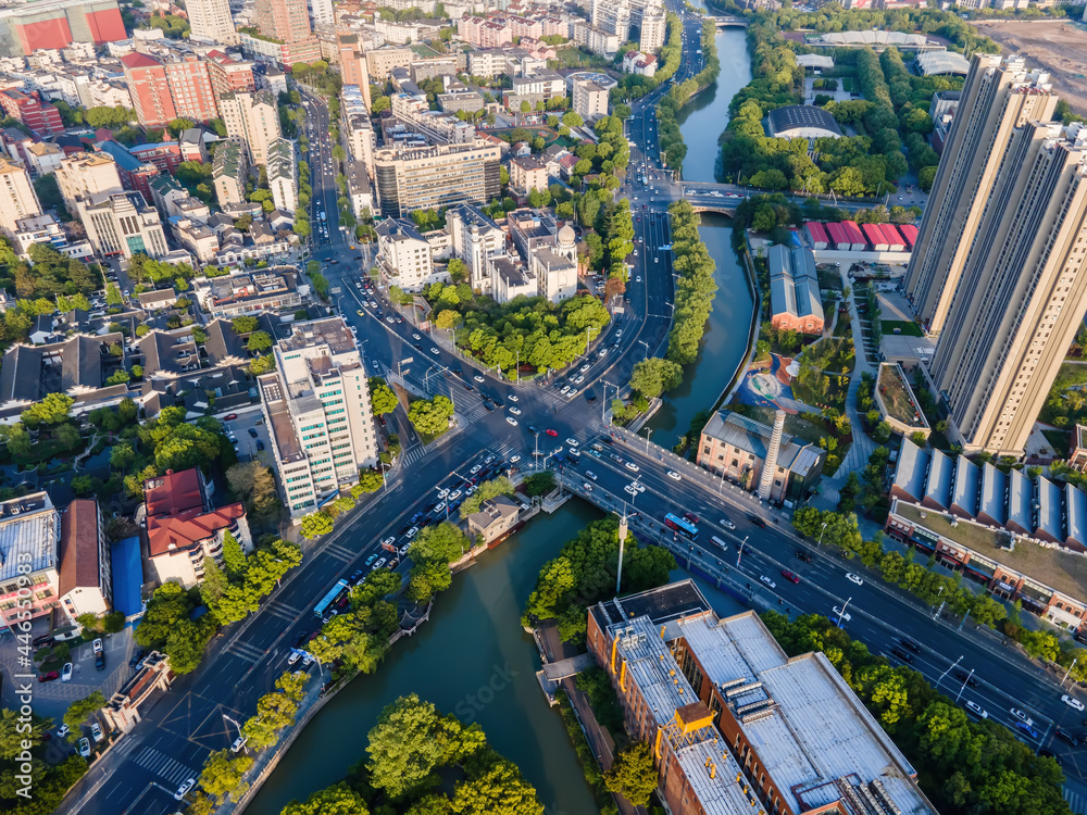 道路与现代城市建筑背景