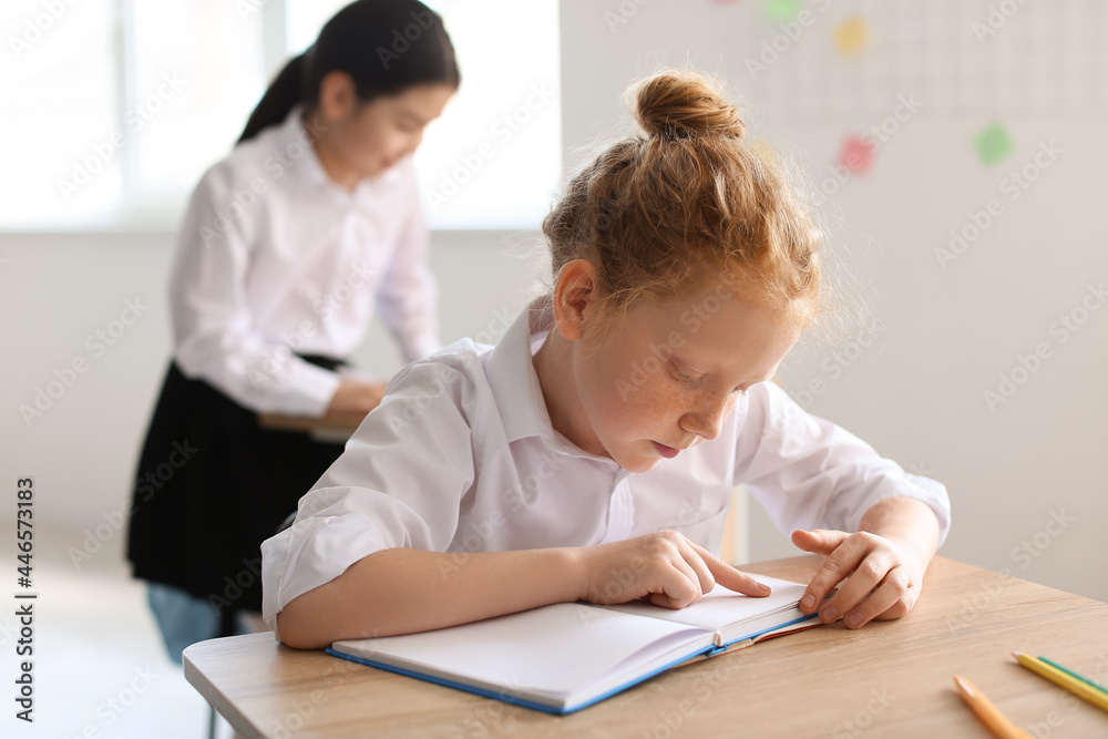 在学校上课时可爱的小女孩