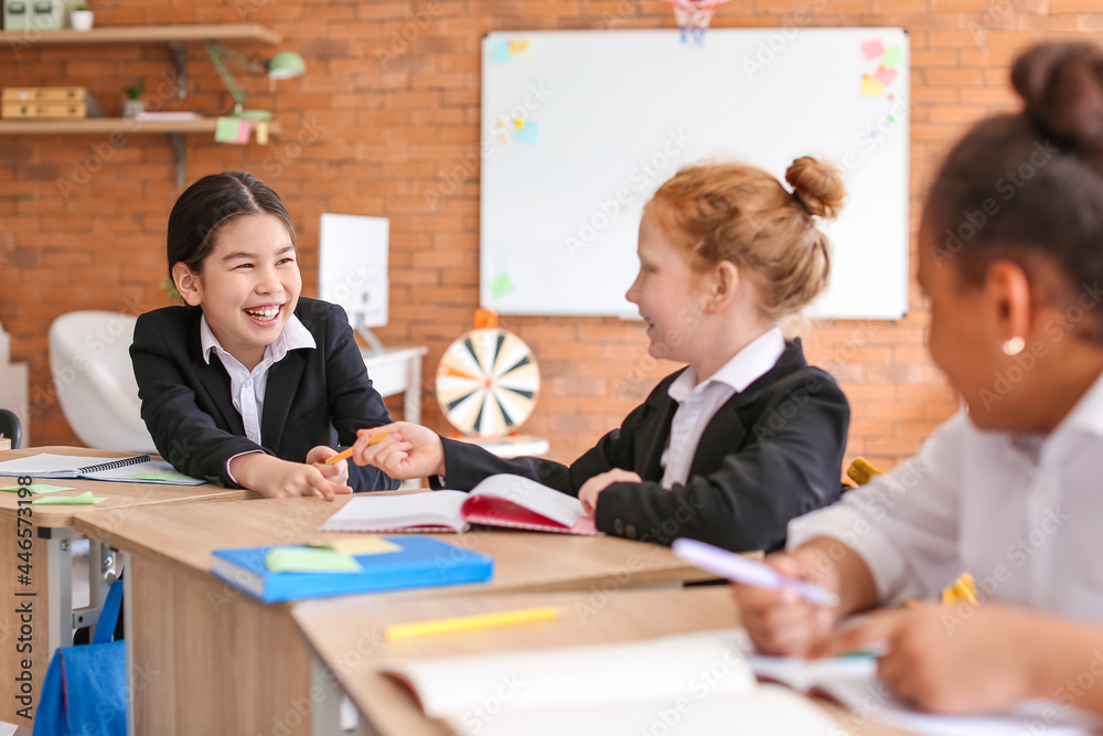 在学校上课时可爱的小学生