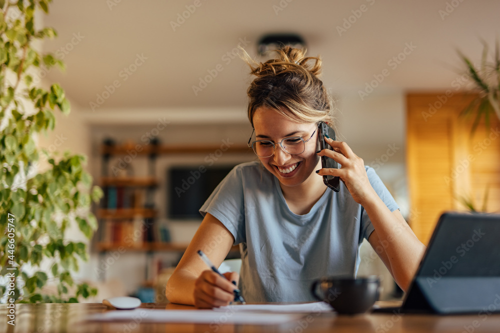 成年女性，正在通过电话交谈。