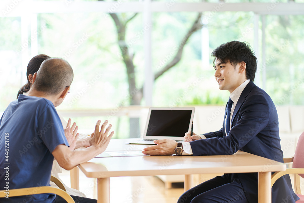 提案をする営業職の男性