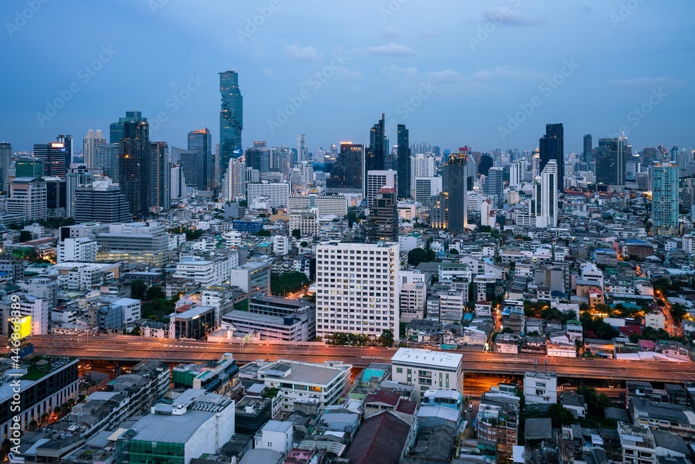 大都市市中心的夜景和高层建筑。宾夕法尼亚州的市中心商业区