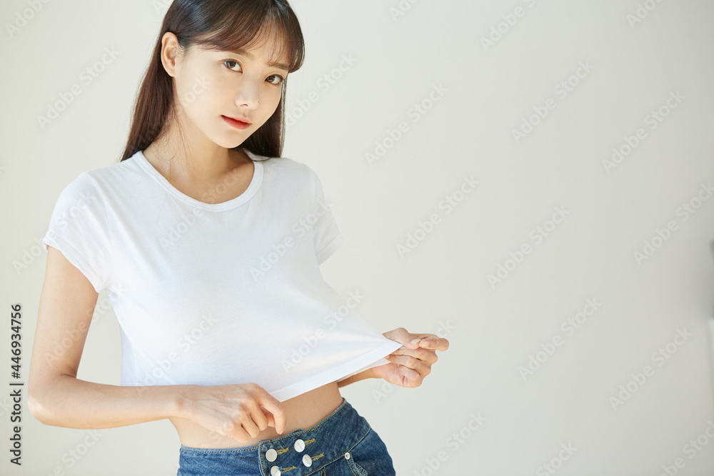 白いTシャツを着た若い女性のポートレート