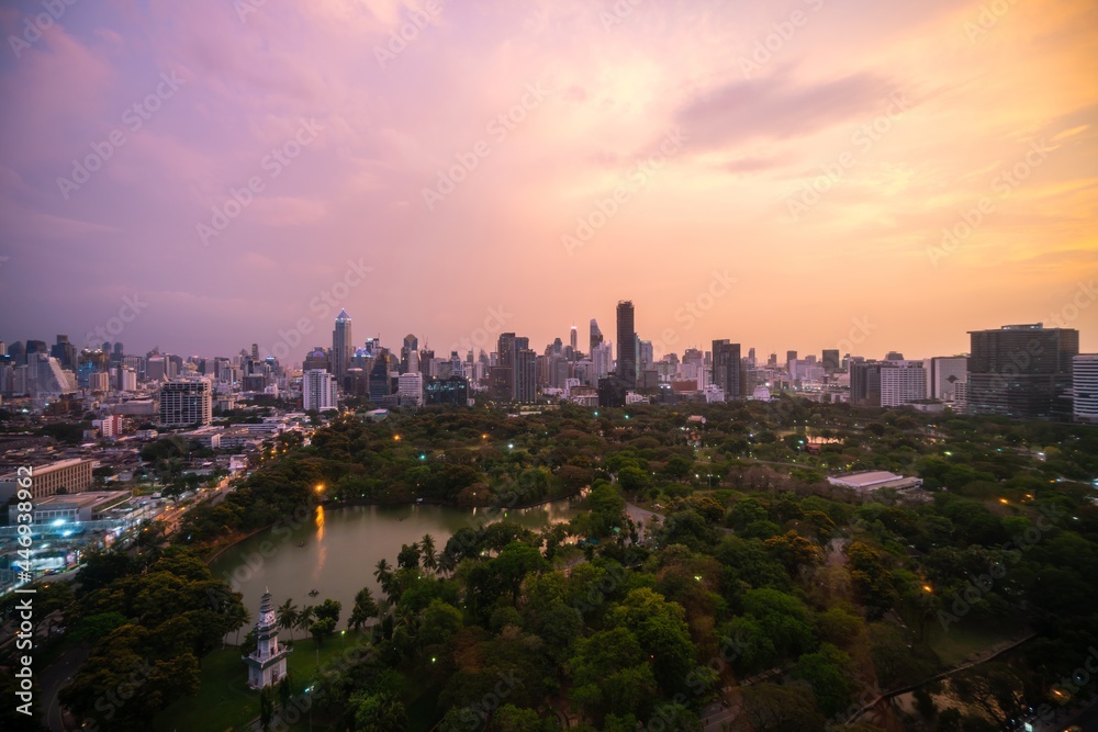 大都市市中心的夜景和高层建筑。宾夕法尼亚州的市中心商业区