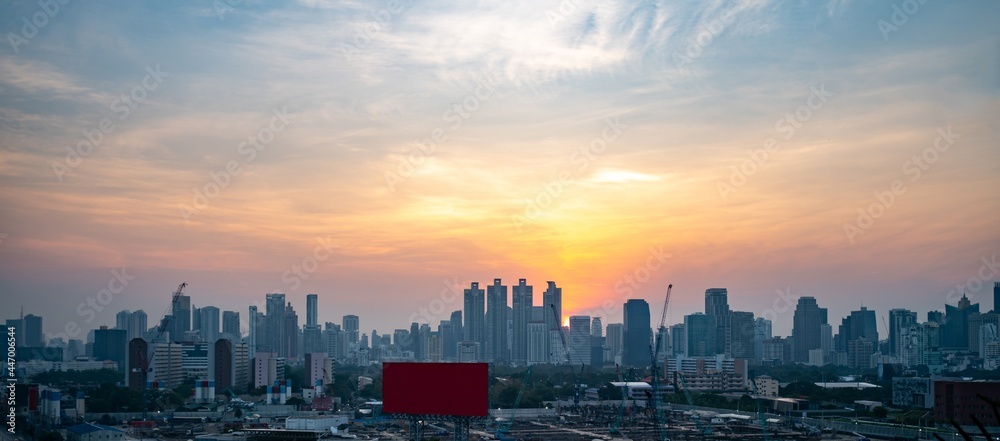 美丽的日落城市景观和大都市市中心的高层建筑。市中心商业区